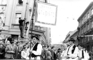 1. Međunarodna smotra folklora u Zagrebu (MSF), 1966. Mimohod folklorne grupe iz Gradišta