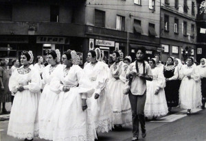 14. međunarodna smotra folklora u Zagrebu, 1979.: Grupa iz Sikirevaca u mimohodu.