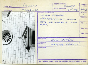 Moštra u Žrnovu (Korčula), 1966."Kolendavanje" crkve. Križ od naranđi iznad vrata.