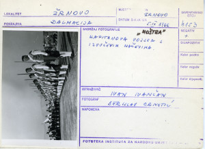 Moštra u Žrnovu (Korčula), 1966. "Moštra". Kapitanova vojska s izvučenim mačevima.