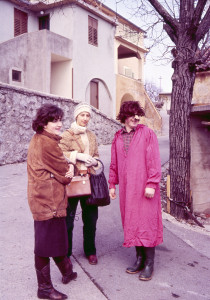 Poklade u Kastavštini, 1984.: Istraživačice Lidija Nikočević i Olga Supek s kazivačem