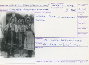 Folklorna građa hrvatskih sela u Slovačkoj; Devinska Nova Ves, 1966.: Mlade žene u narodnoj nošnji.