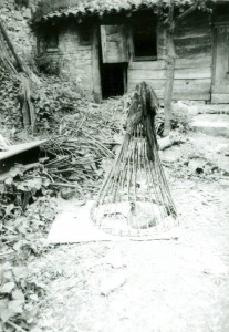 Folklorna građa (običaji) Istre, 1963.-1965.: Ograda za kvočku da ne ide iz dvorišta