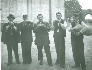 Vokalno-instrumentalna glazba u Istri, 1957.: Grupa ljudi sa svim narodnim instrumentima uz koje se pleše