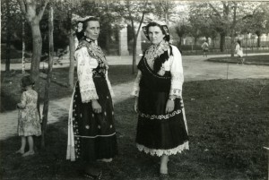 Narodne pjesme iz Bošnjaka i Nijemaca, 1960. i 1962: Dvije žene u narodnim nošnjama