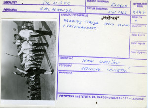 Moštra u Žrnovu (Korčula), 1966. "Moštra". Branitelj stavlja svoju vojsku u pripravnost.