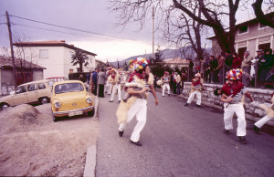 Poklade u Kastavštini, 1984.: Zvončari i maškare iz Mučića na cesti kod Matulja