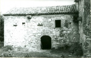 Folklorna građa (običaji) Istre, 1963.-1965.: Staja sa izrađenim kamenim nadvratnicima