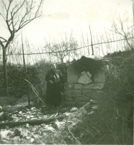 Vokalno-instrumentalna glazba u Istri, 1957.: Kazivačica Gržina Fuma ispred krušne peći u njenom dvorištu