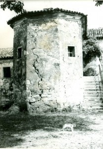 Folklorna građa (običaji) Istre, 1963.-1965.: Prostorija kojoj je ognjište u sredini. Kuća nekadašnje porodične zadruge Močibob