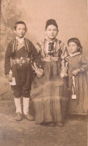 Fotografije nošnji. Hercegovka s djecom; sama na sl. 55445 i 55454.