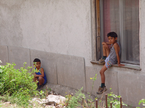 Dva dječaka u romskom naselju Pehlin u Rijeci