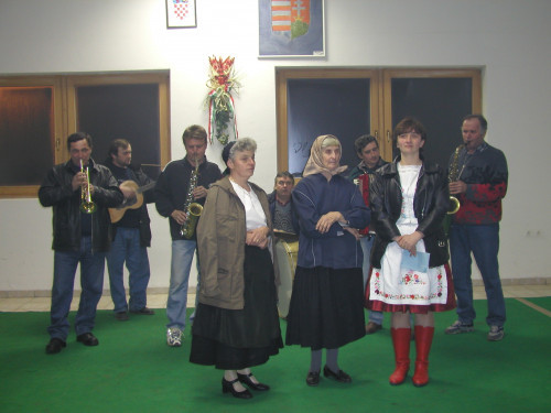 Glazba i ples nacionalnih manjina u Hrvatskoj:KUD "Petöfi Sándor", Čakovci; Čakovci, 8. 3. 2003. Članovi KUD-a na probi.
