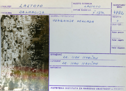 Plesni običaji otoka Lastova, 1970. Udaranje poklada.