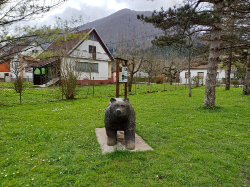 Terensko istraživanje u Gorskom kotaru 2024: Drvena skulptura medvjeda u sklopu Staze medvjeda u Brodu na Kupi 2