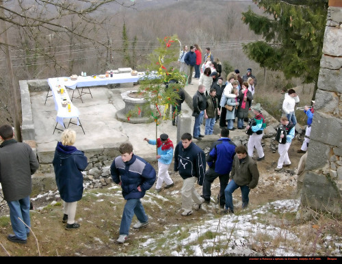 Karneval. 2005.: Zvončari iz Rukavca u ophodu na Zvoneće (Škrapna)