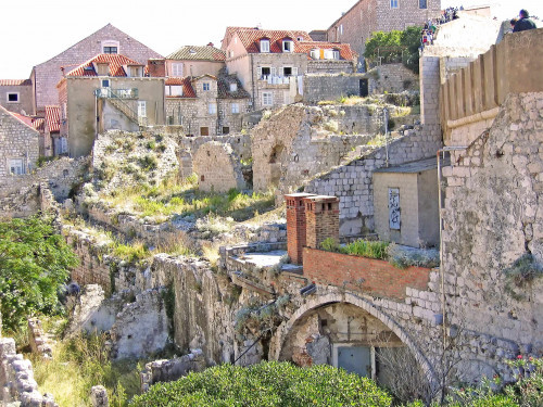 15th International Ethnological Food Research Conference: Mediteranean Food and It's Influence Abroad, Dubrovnik, 27. rujan - 3. listopad 2004.: Pogled na staru gradsku jezgru - ruševni temelji