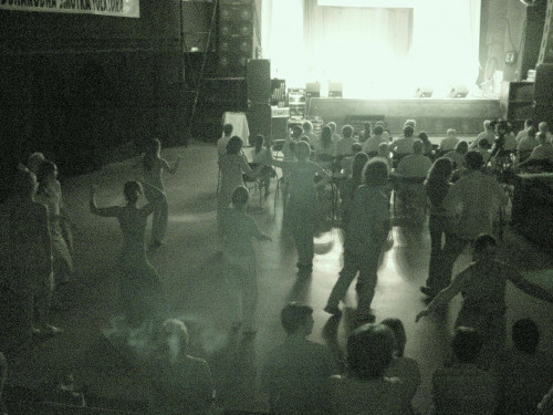 37. Međunarodna smotra folklora, Zagreb, 16.-20. srpnja 2003.: Koncert etno glazbe "Glazbe u manjini - manjine u glazbi", Tvornica, 17.7.2003. Sastav Ciftetelli (Austrija) i publika.