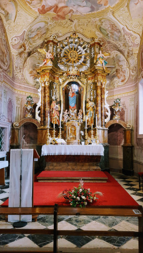 Svetište i glavni oltar župne crkve Pohoda Bl. Djevice Marije Vinagora