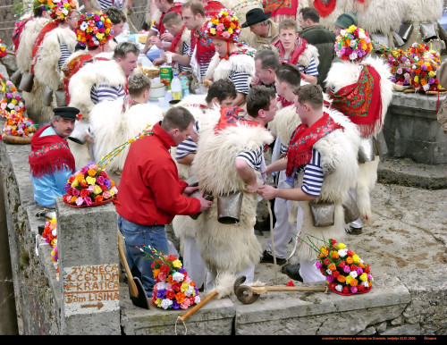 Karneval. 2005.: Zvončari iz Rukavca u ophodu na Zvoneće (Škrapna)
