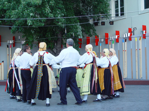 37. Međunarodna smotra folklora. Zagreb, 16.-20. srpnja 2003. Skupina iz Vinišća tijekom probe na Gradecu.