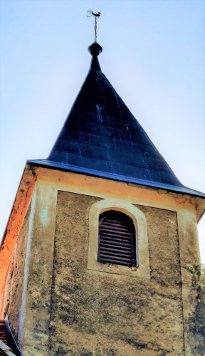 Ukrasni pijevac na tornju, kapela Ranjenog Isusa Kostel