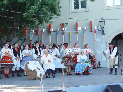 37. Međunarodna smotra folklora. Zagreb, 16.-20. srpnja 2003. Skupina Slovaka iz Jelisavca tijekom probe na Gradecu.