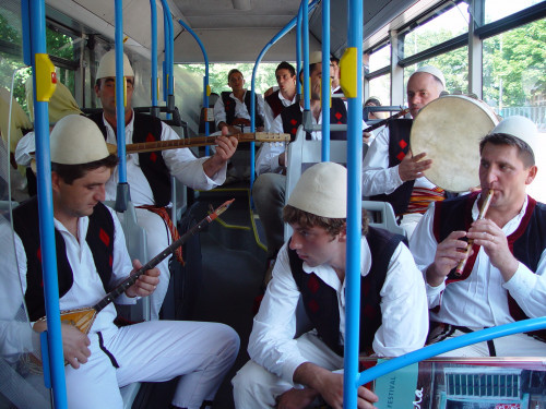 37. Međunarodna smotra folklora. Zagreb, 16.-20. srpnja 2003. Skupina Albanaca iz Rijeke u autobusu MSF-a.