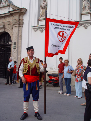 37. Međunarodna smotra folklora. Zagreb, 16.-20. srpnja 2003. Proba na Gradecu, 18. 7. 2003. Ljubo Radović ispred crkve Sv. Katarine.