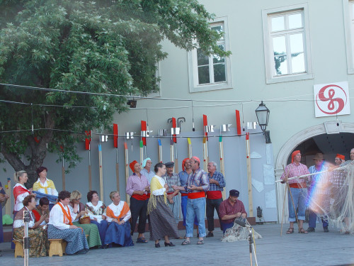 37. Međunarodna smotra folklora. Zagreb, 16.-20. srpnja 2003. Skupina Talijana iz Rovinja tijekom probe na Gradecu.