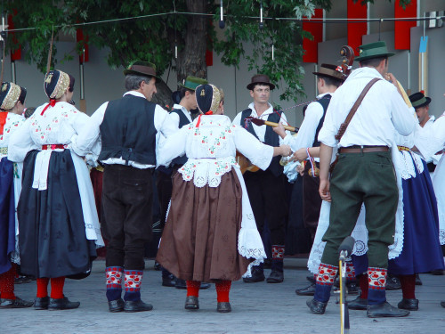 37. Međunarodna smotra folklora. Zagreb, 16.-20. srpnja 2003. Skupina iz Sikirevaca tijekom probe na Gradecu.