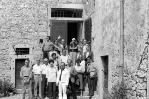 6. zasjedanje Studijske grupe za istraživanje i izdavanje povijesnih izvora o folklornoj glazbi IFMC, Medulin 1979.: Sudionici zasjedanja u dvorištu EM Istre