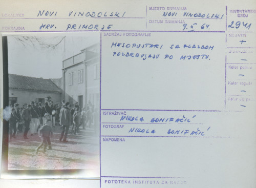 Pokladni običaji u Novom Vinodolskom i Bribiru, 9.2.1964: Mesopustari sa glazbom pozdravljaju po mjestu.