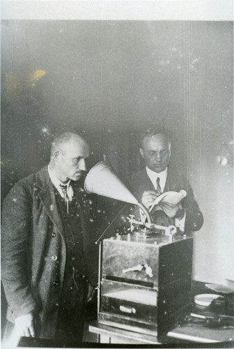 Florijan Andrašec i Vinko Žganec na fonografu.