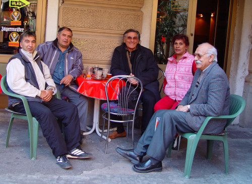 Vido Bagur u razgovoru s vodstvom KUD-a "Romsko jedinstvo" u nekom riječkom kafiću