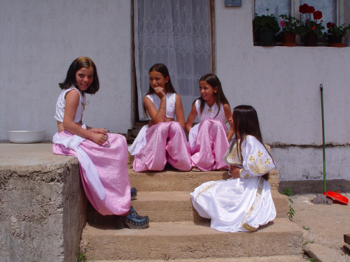 Djevojčice u nošnji, članice folklorne skupine