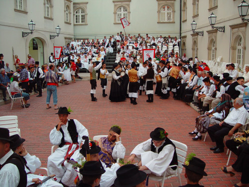 37. Međunarodna smotra folklora. Zagreb, 16.-20. srpnja 2003. Skupine čekaju u atriju Klovićevih dvora.