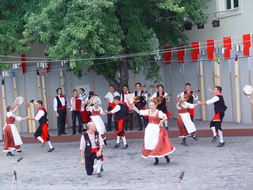37. Međunarodna smotra folklora. Zagreb, 16.-20. srpnja 2003. Proba na Gradecu, 18. 7. 2003. Skupina iz Italije (sa Sicilije) tijekom probe.