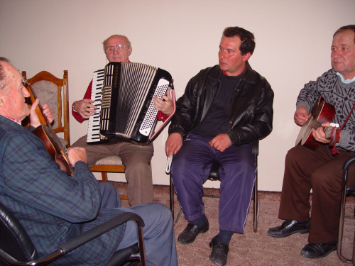 Glazba i ples nacionalnih manjina u Hrvatskoj: Svirači Rusini iz Petrovaca. Petrovci, 14. 3. 2003.