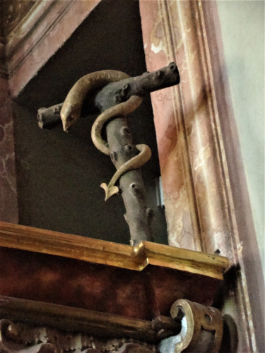 Skulptura mjedene zmije, propovjedaonica barokne župne crkve Majke Božje Snježne, Belec