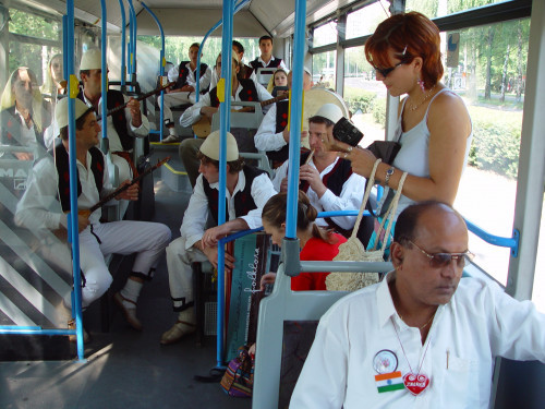 37. Međunarodna smotra folklora. Zagreb, 16.-20. srpnja 2003. Skupina Albanaca iz Rijeke u autobusu MSF-a.
