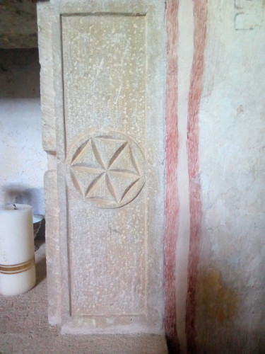 Simbolički motiv na kustodiji, polikromirani kamen, svetište pavlinske crkve Rođenja BDM u Sveticama, 16. st.