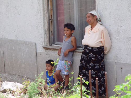 Dva dječaka i žena u romskom naselju Pehlin u Rijeci