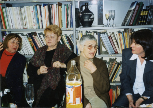 Dan Instituta i ispraćaj u mirovinu dr. Jerka Bezića. Utorak, 21. prosinca 1999. Dora Narić, Katarina Biščan, Dunja Rihtman Auguštin i Zorica Vitez.