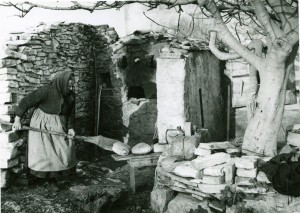 Starica vadi kruh iz krušne peći